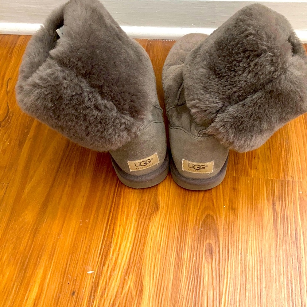 Grey ugg size 9, tall but rolled over in pictures